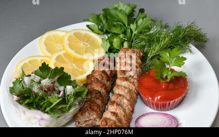 Lula Kebab in mediterraner Küche mit frischen Kräutern Stockfoto
