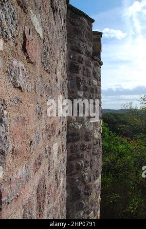 Westliche Festungsmauer der Wartburg bei Eisenach. Die Wartburg war der Ort, an dem Martin Luther das Neue Testament der Bibel übersetzte Stockfoto