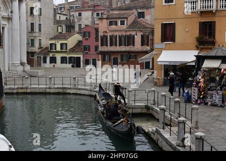 Mailand, Lombardei, Italien. 17th. Februar 2022. Blick auf den Canal Grande. Die traditionellen Gondeln von Venedig sind eine der wichtigsten touristischen Attraktionen der Stadt Venedig. Es gibt etwa 433 Gondeln, die touristische Dienstleistungen anbieten, während es im 16th. Jahrhundert etwa 10.000 Gondeln gab, die in der Lagunenstadt zirkulierten.in jenen Jahren machten die Einwohner von Venedig die Gondel persönlich in Anspruch, Und es war die einzige Möglichkeit, sich zwischen den Kanälen zu bewegen, in der Tat ist einer der Gründe, warum die Anzahl der Gondeln so drastisch zusammengebrochen ist, auf die Entwicklung von Motorbooten zurückzuführen, die wh überschattet haben Stockfoto