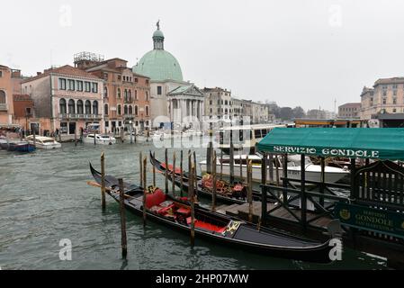 Mailand, Lombardei, Italien. 17th. Februar 2022. Blick auf den Canal Grande. Die traditionellen Gondeln von Venedig sind eine der wichtigsten touristischen Attraktionen der Stadt Venedig. Es gibt etwa 433 Gondeln, die touristische Dienstleistungen anbieten, während es im 16th. Jahrhundert etwa 10.000 Gondeln gab, die in der Lagunenstadt zirkulierten.in jenen Jahren machten die Einwohner von Venedig die Gondel persönlich in Anspruch, Und es war die einzige Möglichkeit, sich zwischen den Kanälen zu bewegen, in der Tat ist einer der Gründe, warum die Anzahl der Gondeln so drastisch zusammengebrochen ist, auf die Entwicklung von Motorbooten zurückzuführen, die wh überschattet haben Stockfoto