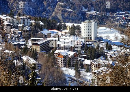 Blick über das Bergdorf Sauze d'Oulx im Skigebiet der Alpen-Milchstraße. Sauze d'Oulx, Italien. Februar 2022 Stockfoto