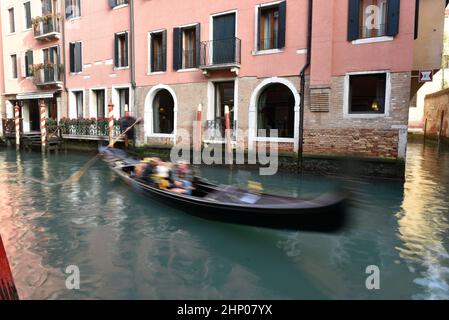 Mailand, Lombardei, Italien. 17th. Februar 2022. Charakteristischer Gondolier manövriert seine Gondel zwischen den Kanälen. Die traditionellen Gondeln von Venedig sind eine der wichtigsten touristischen Attraktionen der Stadt Venedig. Es gibt etwa 433 Gondeln, die touristische Dienstleistungen anbieten, während es im 16th. Jahrhundert etwa 10.000 Gondeln gab, die in der Lagunenstadt zirkulierten.in jenen Jahren machten die Einwohner von Venedig die Gondel persönlich in Anspruch, Und es war die einzige Möglichkeit, sich zwischen den Kanälen zu bewegen, tatsächlich ist einer der Gründe, warum die Anzahl der Gondeln so drastisch zusammengebrochen ist, auf die Entwicklung von zurückzuführen Stockfoto