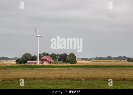 Windräder für erneuerbare Energie auf dem flachen Marschland Norddeutschlands Stockfoto