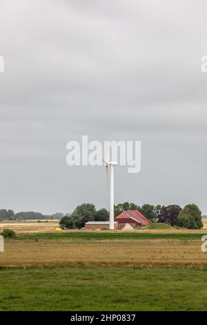 Windräder für erneuerbare Energie auf dem flachen Marschland Norddeutschlands Stockfoto