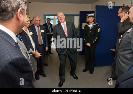 Prinz Andrew, der Herzog von York, lacht während eines Besuchs bei einer Obdachlosenhilfe in Cornwall Stockfoto