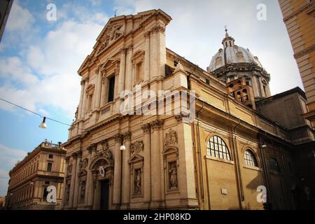 Rom - Das barocke Portal der Kirche Basilica di Sant Andrea Della Valle. Stockfoto