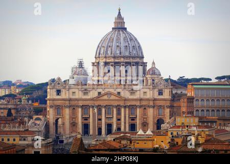 Rom, Italien, 30. Dezember 2018: Panorama von Rom und Blick auf St. Peter's Basilica (Vatikan) von der Engelsburg (Castel Sant'Angelo). Stockfoto