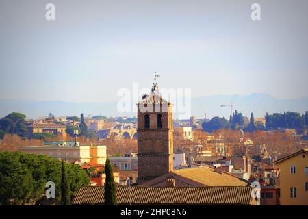 Stadtbild von Rom, Italien, eine Ansicht mit Turm der Kirche St. Maria in Trastevere. Stockfoto
