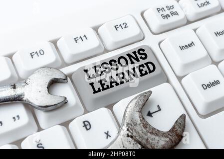 Text zeigt Inspiration Lessons learned, Word for Experiences destilliertes Projekt, das aktiv genommen werden sollte Abstract Programmer Typing Antivirus Codes Stockfoto