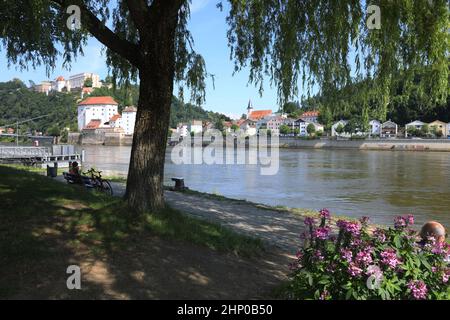 Sicht von Ortsspitze-Dreiflüsseck von Passau auf links der Georgsberg mit dem Veste Oberhaus, darunter das Veste Niederhaus und mittig die katholisch Stockfoto