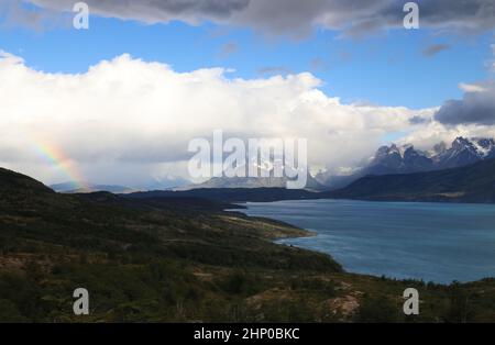 Blick auf den Torres del Paine Nationalpark am frühen Morgen, Chile Stockfoto