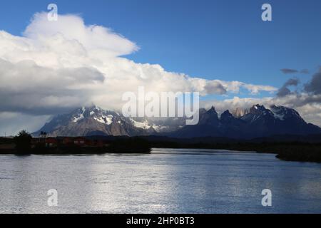 Der Rio Serrano mit Bergen im Hintergrund am frühen Morgen, Chile Stockfoto