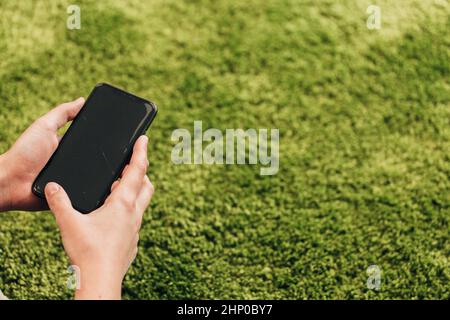 Mädchen Hält Ein Neues Smartphone In Der Hand. Stockfoto