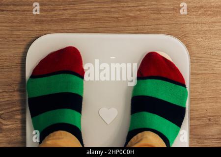 Intelligente Waage für Zuhause. Mädchen Misst Gewicht Während Der Diät. Stockfoto