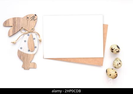 Ostern imitierte weiße Grußkarte und Holzhase Stockfoto