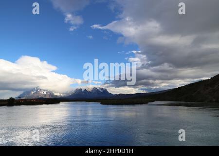 Der Rio Serrano mit Bergen im Hintergrund am frühen Morgen, Chile Stockfoto