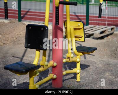 Sportgeräte in einem öffentlichen Park ohne Menschen, ein leerer Spielplatz während einer Pandemie und Epidemie. Sperrzeit Stockfoto