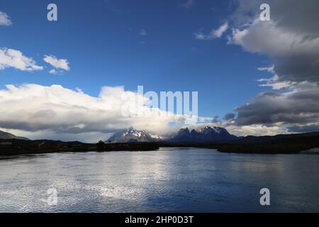Der Rio Serrano mit Bergen im Hintergrund am frühen Morgen, Chile Stockfoto