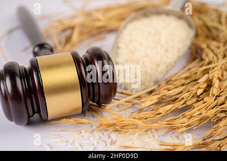 Beurteilen Sie den Hammer mit gutem Getreidreis von der landwirtschaftlichen Farm. Gesetz und Gericht Konzept. Stockfoto