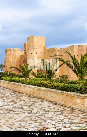 Die riesigen, majestätischen Mauern und Türme der Festung Ribat an einem regnerischen Tag. Ribat ist ein architektonisches Juwel von Monastir, Tunesien Stockfoto