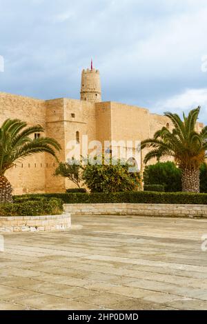 Die riesigen, majestätischen Mauern und Türme der Festung Ribat an einem regnerischen Tag. Ribat ist ein architektonisches Juwel von Monastir, Tunesien Stockfoto