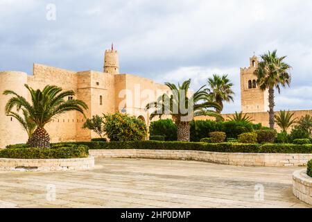 Die riesigen, majestätischen Mauern und Türme der Festung Ribat an einem regnerischen Tag. Ribat ist ein architektonisches Juwel von Monastir, Tunesien Stockfoto