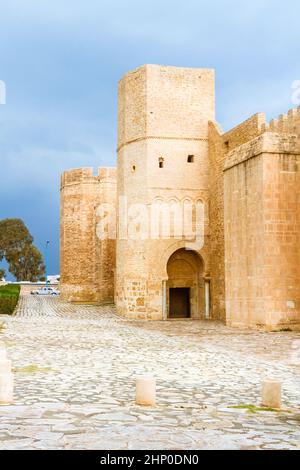 Die riesigen, majestätischen Mauern und Türme der Festung Ribat an einem regnerischen Tag. Ribat ist ein architektonisches Juwel von Monastir, Tunesien Stockfoto