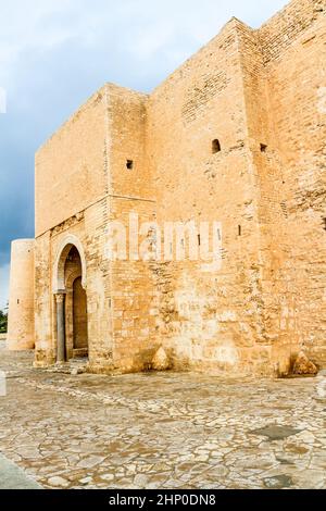 Die riesigen, majestätischen Mauern und Türme der Festung Ribat an einem regnerischen Tag. Ribat ist ein architektonisches Juwel von Monastir, Tunesien Stockfoto