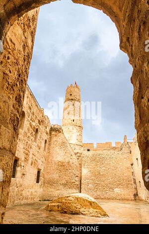 Die riesigen, majestätischen Mauern und Türme der Festung Ribat an einem regnerischen Tag. Innenhof einer Festung. Monastir, Tunesien Stockfoto