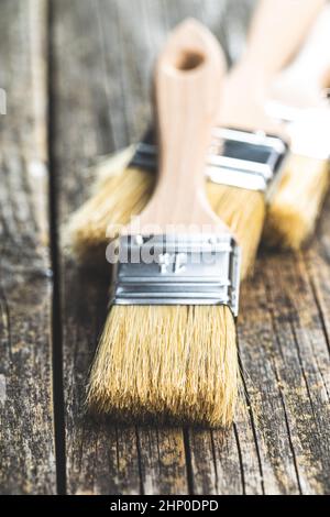 Satz saubere Farbbürsten auf Holztisch. Stockfoto