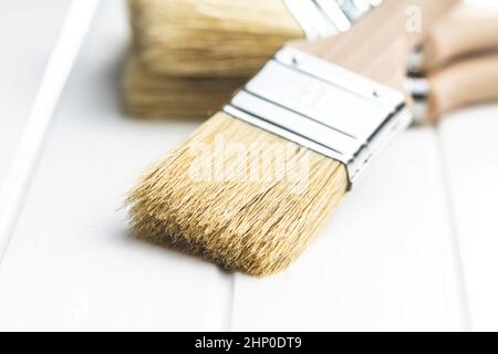 Satz sauberer Farbbürsten auf weißem Tisch. Stockfoto