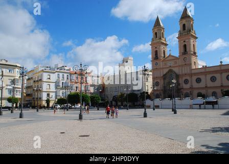 Die Kirche San Antonio, ursprünglich 1669 erbaut, befindet sich auf der Plaza San Antonio, Cadaz, Spanien Stockfoto