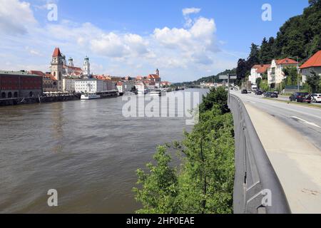 Blick von der Luitpold Brücke-Angerstraße auf die Altstadt und Uferpromenade mit der Schiffsanlegestelle von Passau. Stockfoto