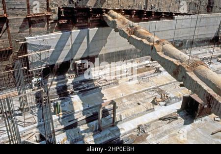 Im Juli 1980 werden Arbeiten an der Center City Commuter Connection (CCCC oder ‘der Pendlertunnel’) in Philadelphia, einer Bahnverbindung in Center City, Philadelphia, Pennsylvania, USA, unter der Erde durchgeführt. ‘Wurde hauptsächlich als „Cut and Cover“-Projekt gebaut, um die Enden der beiden Pendlerbahnsysteme zu verbinden. Jetzt passieren die meisten REGIONALEN SEPTA-Bahnlinien den viergleisigen Tunnel. Die Arbeiten begannen 1978. Das CCCC wurde 1984 eröffnet. Die Arbeiten beinhaltete die Untermauerung des historischen Reading Terminals und die Aufrechterhaltung der Versorgungseinrichtungen während der Bauarbeiten (wie hier gezeigt) – ein Vintage-Foto aus dem Jahr 1980s. Stockfoto