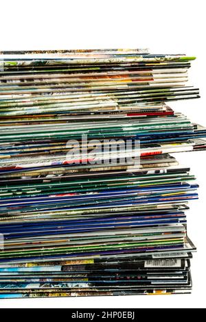 Stapel von bunten Zeitschriften auf hellem Hintergrund Stockfoto