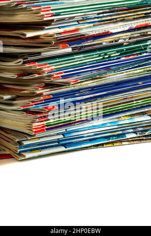 Stapel von bunten Zeitschriften auf hellem Hintergrund Stockfoto