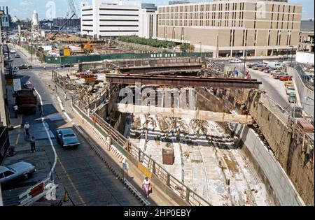 Im Juli 1980 werden Arbeiten an der Center City Commuter Connection (CCCC oder ‘der Pendlertunnel’) in Philadelphia, einer Bahnverbindung in Center City, Philadelphia, Pennsylvania, USA, unter der Erde durchgeführt. ‘Wurde hauptsächlich als „Cut and Cover“-Projekt gebaut, um die Enden der beiden Pendlerbahnsysteme zu verbinden. Jetzt passieren die meisten REGIONALEN SEPTA-Bahnlinien den viergleisigen Tunnel. Die Arbeiten begannen 1978. Das CCCC wurde 1984 eröffnet. Die Arbeiten beinhaltete die Untermauerung des historischen Reading Terminals und die Aufrechterhaltung der Versorgungseinrichtungen während der Bauarbeiten (wie hier gezeigt) – ein Vintage-Foto aus dem Jahr 1980s. Stockfoto