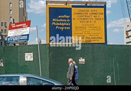 Zwei Schilder, die auf die Arbeiten hinweisen, die im Juli 1980 an der Pendlerverbindung nach Philadelphia (CCCC oder ‘der Pendlertunnel’), einer Bahnverbindung nach Center City, Philadelphia, Pennsylvania, USA, durchgeführt wurden. ‘Wurde hauptsächlich als „Cut and Cover“-Projekt gebaut, um die Enden der beiden Pendlerbahnsysteme zu verbinden. Jetzt passieren die meisten REGIONALEN SEPTA-Bahnlinien den viergleisigen Tunnel. Die Arbeiten begannen 1978. Das CCCC wurde 1984 eröffnet. Die Arbeiten beinhaltete die Untermauerung des historischen Reading Terminals und die Aufrechterhaltung der Versorgungseinrichtungen während der Bauarbeiten (wie hier gezeigt) – ein altes Foto aus dem Jahr 1980s. Stockfoto