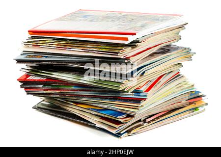 Stapel von bunten Zeitschriften auf hellem Hintergrund Stockfoto