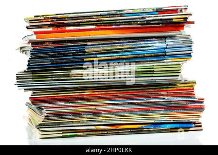 Stapel von bunten Zeitschriften auf hellem Hintergrund Stockfoto