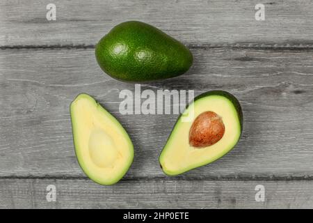 Tabelle Draufsicht auf Avocado halbieren, mit ganz oben, auf Holz Schreibtisch platziert. Stockfoto