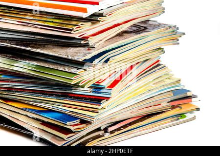 Stapel von bunten Zeitschriften auf hellem Hintergrund Stockfoto