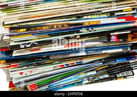 Stapel von bunten Zeitschriften auf hellem Hintergrund Stockfoto