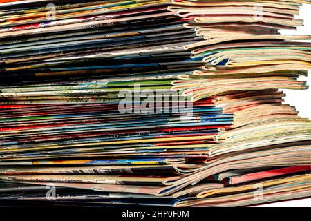 Stapel von bunten Zeitschriften auf hellem Hintergrund Stockfoto