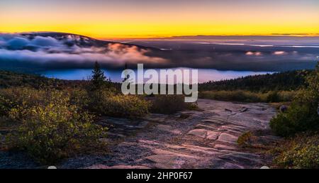 Von der Spitze des Cadillac Mountain aus gesehen, bietet sich ein schöner Sonnenuntergang im Acadia National Park an Stockfoto