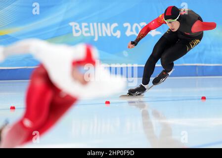 Peking, China. 18th. Februar 2022. Lian Ziwen (R) aus China tritt bei den Olympischen Winterspielen 1000m der Eisschnelllauf-Männer in Peking 2022 beim Nationalen Eisschnelllauf-Oval in Peking, der Hauptstadt Chinas, am 18. Februar 2022 an. Quelle: Wang Jianwei/Xinhua/Alamy Live News Stockfoto