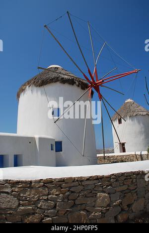 Windmühlen von Kato Mili, Mykonos, Griechenland. Die berühmten 'Kato Mili' in Chora (griechisch für niedrige Mühlen) stehen in einer Reihe auf einem Hügel mit Blick auf das Meer Stockfoto