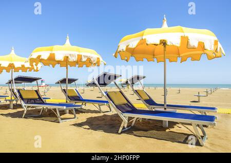 Sonnenschirme und Liegen - Rimini Beach - Italienischer Sommer Stockfoto