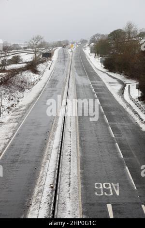 A66, Bowes, Teesdale, County Durham, Großbritannien. 18th. Februar 2022. Wetter in Großbritannien. Die Straße A66 zwischen Scotch Corner und Penrith wurde aufgrund der vorhergesagten starken Winde und des Schnees, die heute vom Sturm Eunice verursacht werden, gesperrt. In Teilen von County Durham und North Yorkshire hat bereits Schnee zu fallen begonnen. Kredit: David Forster/Alamy Live Nachrichten Stockfoto