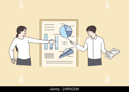 Marketingpräsentation und Teamwork-Konzept. Junge positive Kollegen Mann und Frau stehen und halten Präsentation über Geschäftsstrategie Marketing Stockfoto